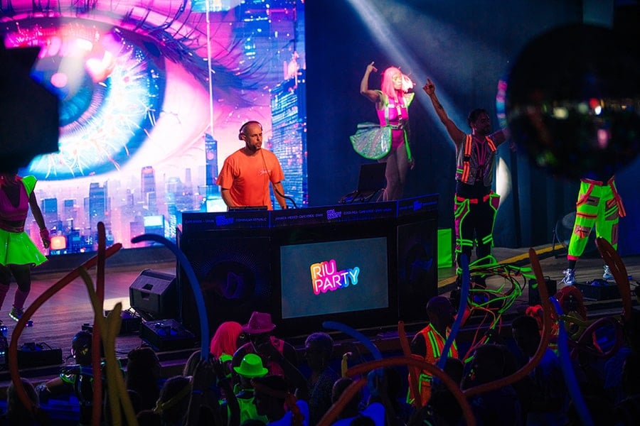 Neon-party-riu-party-11.jpg