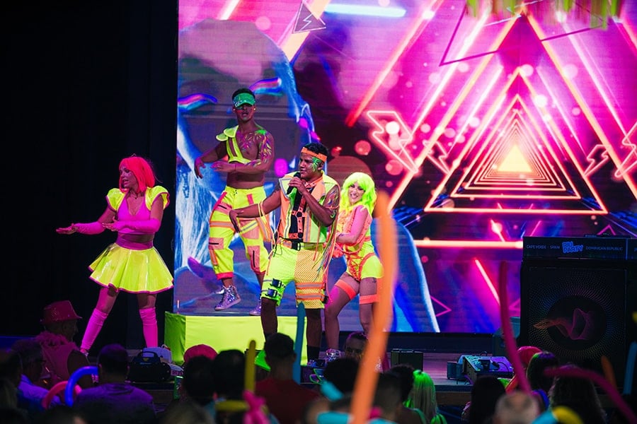 Neon-party-riu-party-3.jpg
