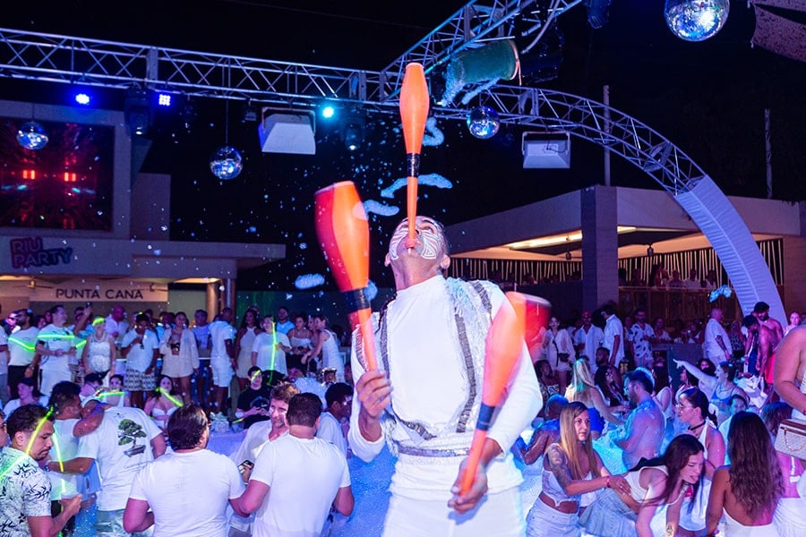 White-party-riu-party-10.jpg