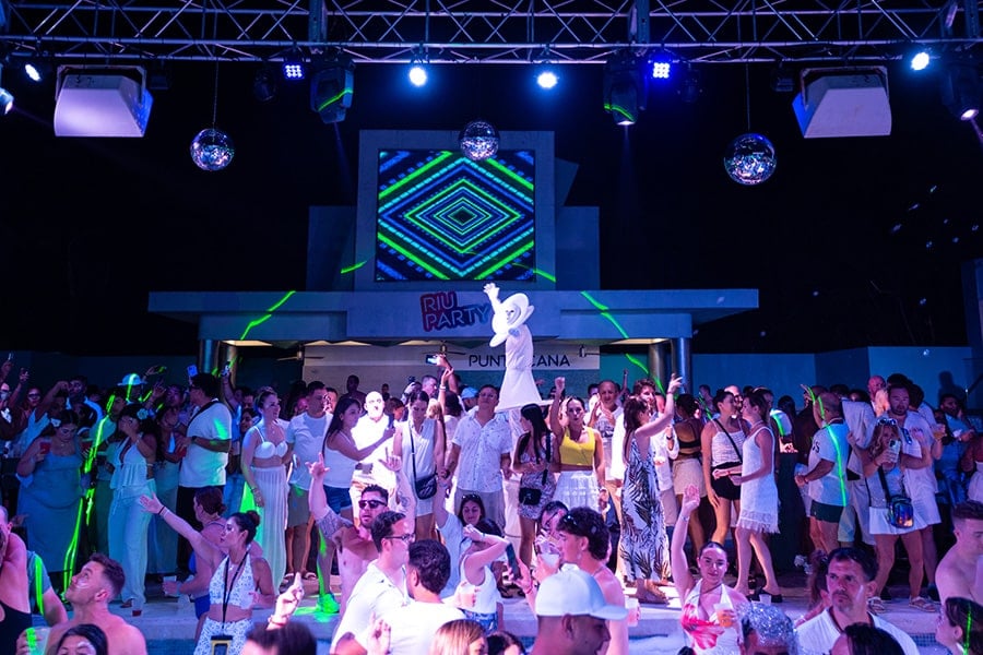 white-party-riu-party-11.jpg