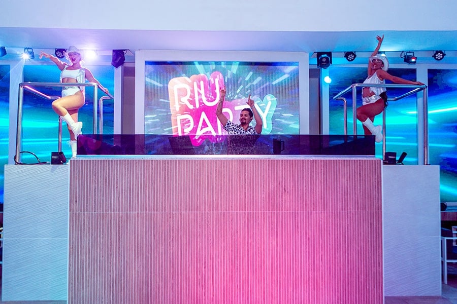 White-party-riu-party-12.jpg