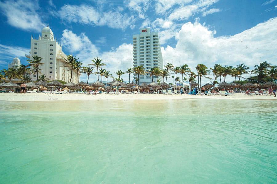 Mall en centro Renaissance - Picture of Hotel Riu Palace Aruba