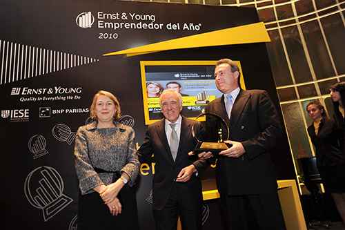 Carmen y Luis Riu recogen el Premio Emprendedor del Año de manos de José Miguel Andrés, presidente de Ernst & Young'