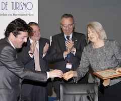 Carmen Riu recoge la insignia del premio de la CIMET, que ha recibido en conjunto con su hermano, Luis Riu